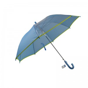 un panou vede prin umbrela albastră de publicitate pentru copii
